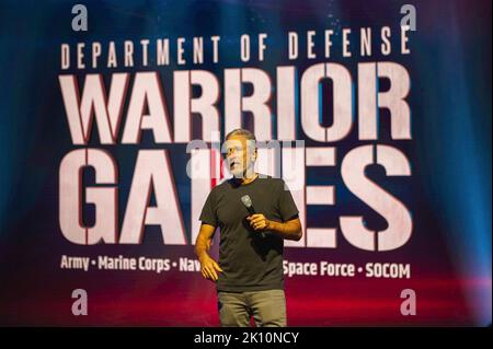 Orlando, Stati Uniti d'America. 19 agosto, 2022. Il comico e attivista militare Jon Stewart ospita la cerimonia di apertura dei Giochi dei Guerrieri del Dipartimento della Difesa del 2022 al Walt Disney World Resort, il 19 agosto 2022 a Orlando, Florida. Credito: SGT. Henry Villarama/DOD Photo/Alamy Live News Foto Stock