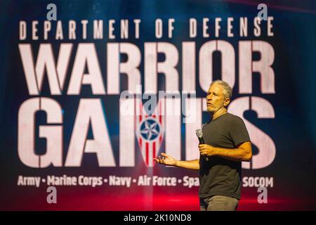 Orlando, Stati Uniti d'America. 19 agosto, 2022. Il comico e attivista militare Jon Stewart ospita la cerimonia di apertura dei Giochi dei Guerrieri del Dipartimento della Difesa del 2022 al Walt Disney World Resort, il 19 agosto 2022 a Orlando, Florida. Credito: SGT. Henry Villarama/DOD Photo/Alamy Live News Foto Stock