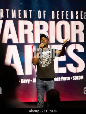 Orlando, Stati Uniti d'America. 19 agosto, 2022. Il cantante di musica country, Darius Rucker, consegna le sue osservazioni durante la cerimonia di apertura del Department of Defense Warrior Games del 2022 al Walt Disney World Resort, 19 agosto 2022 a Orlando, Florida. Credito: SGT. Henry Villarama/DOD Photo/Alamy Live News Foto Stock