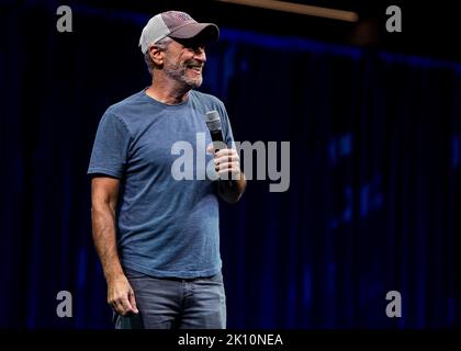 Orlando, Stati Uniti d'America. 28 agosto, 2022. Il comico e attivista militare Jon Stewart sorride mentre si rivolge al pubblico durante la cerimonia di chiusura del Department of Defense Warrior Games del 2022 al Walt Disney World Resort, 28 agosto 2022 a Orlando, Florida. Credit: A1c Erin Currie/US Air Force/Alamy Live News Foto Stock