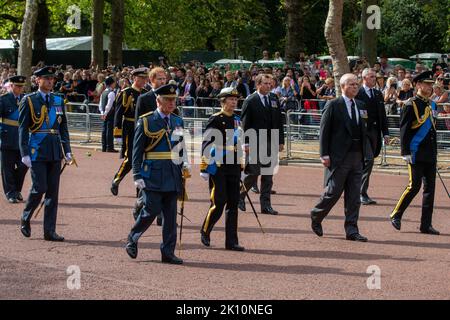 Londra, Inghilterra, Regno Unito. 13th Set, 2022. Principe di Galles WILLIAM, Re CARLO II, Principe HARRY, principi Royal ANNE, Duca di York ANDREW e Duca di Kent EDWARD seguono la bara della Regina Elisabetta II, drappeggiato nello Standard reale con la Corona di Stato Imperiale posta in cima. La bara viene trasportata su una carrozza trainata da un cavallo della Royal Horse Artillery, la truppa del Re, nella processione cerimoniale da Buckingham Palace a Westminster Hall. (Credit Image: © Tayfun Salci/ZUMA Press Wire) Credit: ZUMA Press, Inc./Alamy Live News Foto Stock