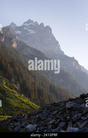 Monte Owen che sorge sopra le mura del Cascade Canyon. Grand Teton National Park, Wyoming Foto Stock