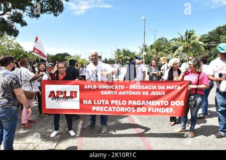 Salvador, Bahia, Brasile. 14th Set, 2022. (INT) gli insegnanti protestano per l'educazione in Salvador. 14 settembre 2022, Salvador, Bahia, Brasile: Manifestanti legati alla protesta dell'Unione degli insegnanti di Bahia di fronte al Consiglio comunale di Salvador, il Mercoledì (14), chiedendo un aumento dello stipendio base e il pagamento dei precatori. Il gruppo fece una passeggiata per le strade principali della città. (Credit Image: © Walmir Cirne/TheNEWS2 via ZUMA Press Wire) Foto Stock