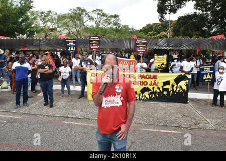 Salvador, Bahia, Brasile. 14th Set, 2022. (INT) gli insegnanti protestano per l'educazione in Salvador. 14 settembre 2022, Salvador, Bahia, Brasile: Manifestanti legati alla protesta dell'Unione degli insegnanti di Bahia di fronte al Consiglio comunale di Salvador, il Mercoledì (14), chiedendo un aumento dello stipendio base e il pagamento dei precatori. Il gruppo fece una passeggiata per le strade principali della città. (Credit Image: © Walmir Cirne/TheNEWS2 via ZUMA Press Wire) Foto Stock