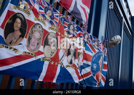 Glasgow (Scozia), 14 settembre 2022 Bandiere come segno di rispetto per sua Maestà la Regina Elisabetta II, morta a 96yrs anni, alle porte dello stadio Ibrox del Rangers FC, a Glasgow (Scozia), 14 settembre 2022. Photo credit: Jeremy Sutton-Hibbert/Alamy Live News. Foto Stock