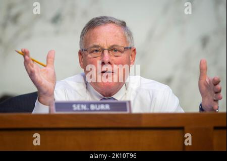 Washington, Stati Uniti d'America. 14th Set, 2022. Il senatore degli Stati Uniti Richard Burr (repubblicano del North Carolina), membro di classificazione, Commissione del Senato degli Stati Uniti su salute, istruzione, lavoro e pensioni pone domande al panel durante una Commissione del Senato su salute, istruzione, lavoro, E le pensioni di udienza per esaminare fermare la diffusione del monkeypox, concentrandosi sulla risposta federale, nella sede del Senato di Hart a Washington, DC, mercoledì 14 settembre 2022. Credit: Rod Lammey/CNP/Sipa USA Credit: Sipa USA/Alamy Live News Foto Stock