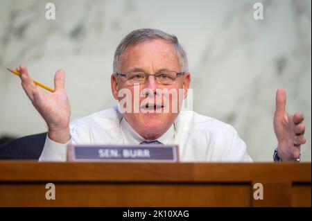 Washington, Stato di Vereinigte. 14th Set, 2022. Il senatore degli Stati Uniti Richard Burr (repubblicano del North Carolina), membro di classificazione, Commissione del Senato degli Stati Uniti su salute, istruzione, lavoro e pensioni pone domande al panel durante una Commissione del Senato su salute, istruzione, lavoro, E le pensioni di udienza per esaminare fermare la diffusione del monkeypox, concentrandosi sulla risposta federale, nella sede del Senato di Hart a Washington, DC, mercoledì 14 settembre 2022. Credit: Rod Lammey/CNP/dpa/Alamy Live News Foto Stock
