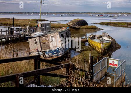 Felixstowe Ferry - l'estuario del fiume Deben al Felixstowe Ferry. Ormeggi di case galleggianti sull'estuario del fiume Deben a Suffolk. Foto Stock