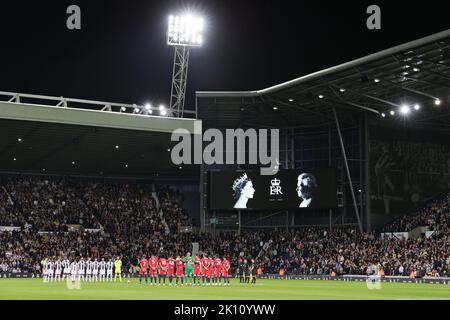 West Bromwich, Regno Unito. 14th Settembre 2022. Una visione generale dell'interno dello stadio come giocatori di West Bromwich Albion e Birmingham City fila per un minuto di silenzio in memoria di sua Maestà la Regina Elisabetta II, che morì a Balmoral Castle il 8 settembre 2022. Durante la partita del campionato Sky Bet tra West Bromwich Albion e Birmingham City presso gli Hawthorns, West Bromwich, mercoledì 14th settembre 2022. (Credit: James Holyoak | MI News) Credit: MI News & Sport /Alamy Live News Foto Stock