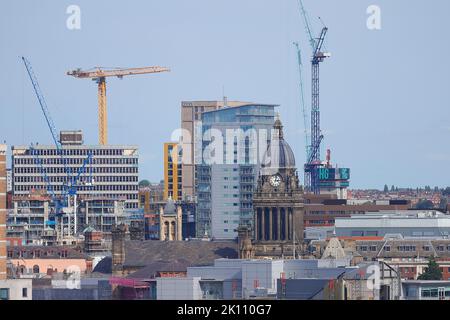 Una vista del Municipio di Leeds con progetti di costruzione in corso nel centro della città. Foto Stock