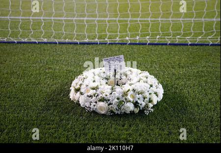 Un Wreath è visto all'interno dello stadio dopo la morte della regina Elisabetta II, che è morto il giovedì durante la partita del campionato Sky Bet al Den, Londra. Data immagine: Mercoledì 14 settembre 2022. Foto Stock