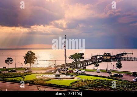 Il molo municipale di Fairhope è raffigurato dall'alto, il 8 settembre 2022, a Fairhope, Alabama. Il primo molo in legno fu costruito sul sito nel 1895. Foto Stock