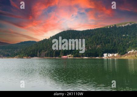 Lago Abant in Bolu Turchia. Lago e paesaggio montano con riflessi al tramonto. Splendida vista sulla natura a Bolu Abant Foto Stock