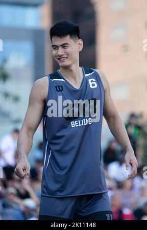 Montreal, Canada, 03 settembre 2022: Peng Yan del Team Beijing of China durante il pool round di 2022 FIBA 3x3 World Tour Montreal Masters contro il Team Princeton of USA al Place des Festivals di Montreal, Canada. La squadra cinese di Pechino ha vinto il gioco con il punteggio 19-18. Foto Stock