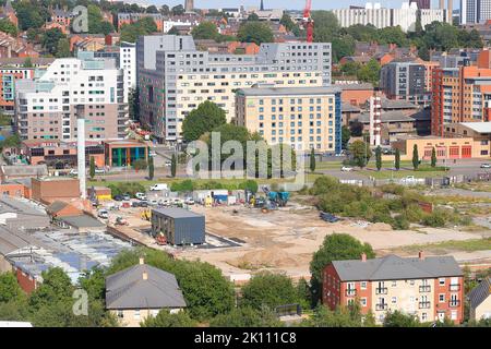 Rifugi temporanei per ospitare le persone senza dimora, sono stati costruiti sul sito di sviluppo City REACH in Kirkstall Road a Leeds, West Yorkshire Foto Stock