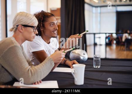 Sanno cosa cercare: Due giudici discutono la loro decisione durante un'audizione di danza. Foto Stock