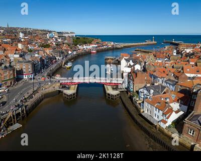 Vista aerea del porto di Whitby sulla costa dello Yorkshire settentrionale nel Regno Unito. Foto Stock