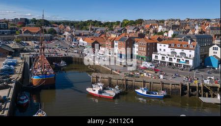 Vista aerea del porto di Whitby sulla costa dello Yorkshire settentrionale nel Regno Unito. Foto Stock