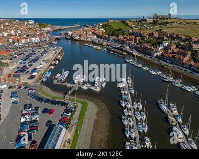 Vista aerea del porto di Whitby sulla costa dello Yorkshire settentrionale nel Regno Unito. Foto Stock