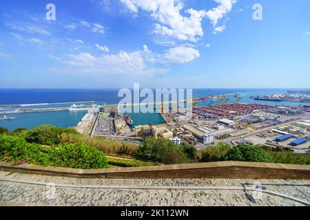 Vista panoramica del porto di Barcellona con navi mercantili e container, Spagna. Foto Stock