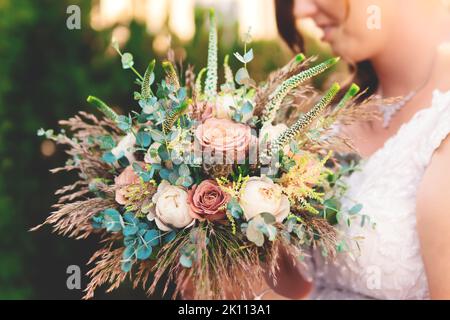 Bel bouquet di nozze nelle mani di Bride, primo piano Foto Stock