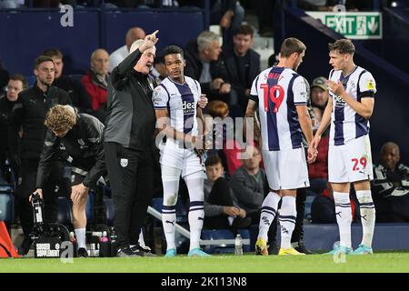 West Bromwich, Regno Unito. 14th Settembre 2022. Manager di West Bromwich Albion Steve Bruce interagisce con Grady DianganaÊof West Bromwich Albion durante la partita del campionato Sky Bet tra West Bromwich Albion e Birmingham City presso gli Hawthorns, West Bromwich mercoledì 14th settembre 2022. (Credit: James Holyoak | MI News) Credit: MI News & Sport /Alamy Live News Foto Stock