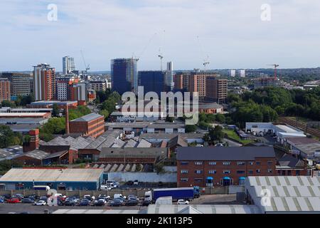 Vista su un'area industriale di Armley verso il centro di Leeds. Foto Stock