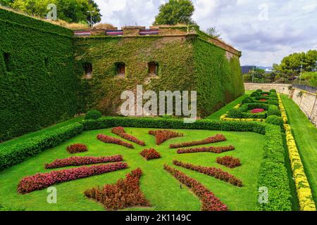 Giardini e mura del castello di Montjuic sulla collina omonima a Barcellona, Spagna. Foto Stock