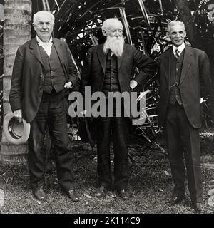 Thomas Edison, John Burroughs ed Henry Ford, ritratto a tutta lunghezza, in piedi, Di fronte, a casa di Edison a ft. Myers, Florida - 16 marzo 1914 Foto Stock