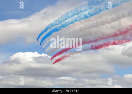 Kempsford, Regno Unito - 15 luglio 2022: Performance del RAF acrobatic team Red Arrows air show Foto Stock