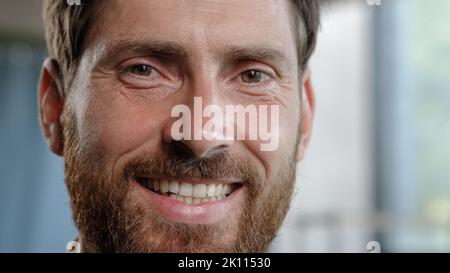 Vista frontale primo piano ritratto maschile al coperto serio pensivo sognare pianificazione uomo guardando lontano pensare girare testa alla fotocamera sorridente dentista felice Foto Stock