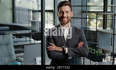 Ritratto nel moderno ufficio aziendale sicuro maturo medio-vecchio uomo d'affari professionista specialista uomo capo leader consulente finanziario executive CEO Foto Stock