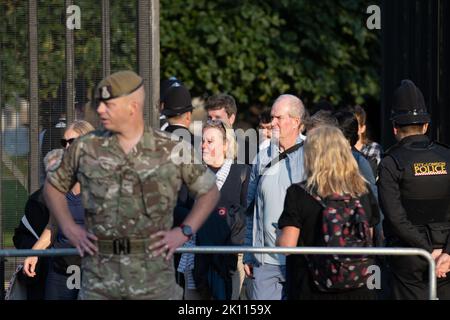 Londra, Regno Unito. 14th Set, 2022. Persone che si accaparrano al di fuori delle Camere del Parlamento per vedere la bara di HM la regina credito: Ian Davidson/Alamy Live News Foto Stock