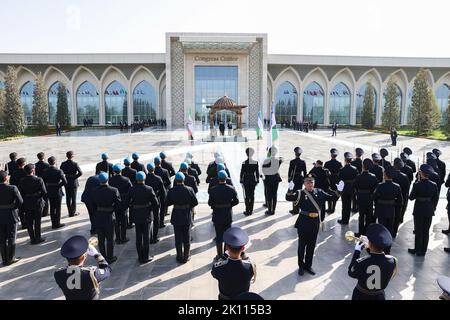 Samarcanda, Samarcanda, Uzbekistan. 14th Set, 2022. Il Presidente della Repubblica di Uzbekistan SHAVKAT MIRZIYOYEV e il Presidente della Repubblica islamica dell'Iran EBRAHIM RAISI hanno partecipato ad una cerimonia di benvenuto presso il Centro Congressi di Samarcanda prima del vertice dell'Organizzazione per la cooperazione di Shanghai (SCO) a Samarcanda, in Uzbekistan, il 14 settembre 2022. Credit: ZUMA Press, Inc./Alamy Live News Foto Stock