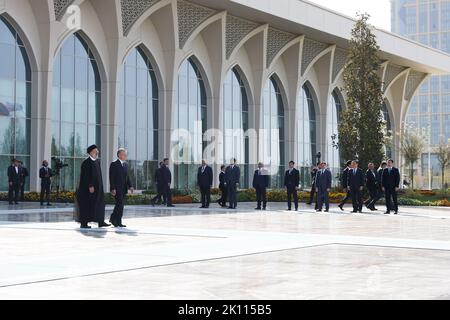 Samarcanda, Samarcanda, Uzbekistan. 14th Set, 2022. Il Presidente della Repubblica di Uzbekistan SHAVKAT MIRZIYOYEV e il Presidente della Repubblica islamica dell'Iran EBRAHIM RAISI hanno partecipato ad una cerimonia di benvenuto presso il Centro Congressi di Samarcanda prima del vertice dell'Organizzazione per la cooperazione di Shanghai (SCO) a Samarcanda, in Uzbekistan, il 14 settembre 2022. Credit: ZUMA Press, Inc./Alamy Live News Foto Stock