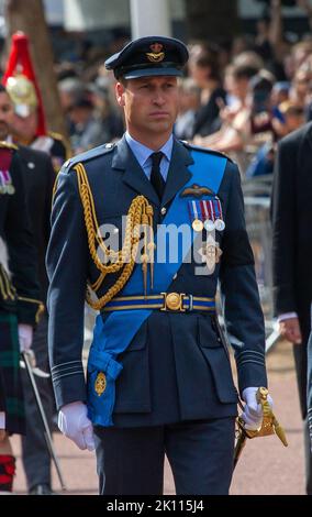 Londra, Inghilterra, Regno Unito. 14th Set, 2022. Il Principe di Galles WILLIAMI segue la bara della Regina Elisabetta II, drappeggiato nello Standard reale con la Corona di Stato Imperiale posta in cima. La bara viene trasportata su una carrozza trainata da un cavallo della Royal Horse Artillery, la truppa del Re, nella processione cerimoniale da Buckingham Palace a Westminster Hall. (Credit Image: © Tayfun Salci/ZUMA Press Wire) Credit: ZUMA Press, Inc./Alamy Live News Foto Stock