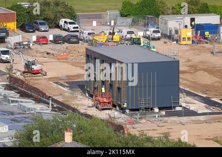 Rifugi temporanei per ospitare le persone senza dimora, sono stati costruiti sul sito di sviluppo City REACH in Kirkstall Road a Leeds, West Yorkshire Foto Stock