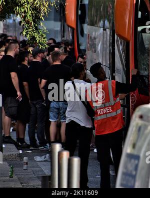 I tifosi tedeschi a Francoforte saliti a bordo di un autobus a Place de la Joliette. Come parte della partita di calcio della Champions League Olympique de Marseille (OM) contro l'Eintracht Frankfurt, molti tifosi tedeschi di Francoforte hanno fatto il viaggio a Marsiglia, dove sono stati parcheggiati per la prima volta a Place de la Joliette prima di essere portati in autobus allo stadio Orange-Velodrome. Alla fine della partita, Olympique de Marseille (OM) ha perso 0-1 contro Eintracht Frankfurt. (Foto di Gerard Bottino / SOPA Images/Sipa USA) Foto Stock