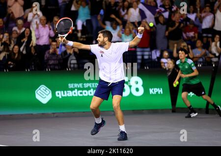 Il Cameron Norrie della Gran Bretagna festeggia dopo aver battuto il Taylor Fritz degli Stati Uniti durante la partita di gruppo della Coppa Davis tra gli Stati Uniti e la Gran Bretagna all'Emirates Arena, Glasgow. Foto Stock