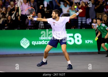 Il Cameron Norrie della Gran Bretagna festeggia dopo aver battuto il Taylor Fritz degli Stati Uniti durante la partita di gruppo della Coppa Davis tra gli Stati Uniti e la Gran Bretagna all'Emirates Arena, Glasgow. Foto Stock