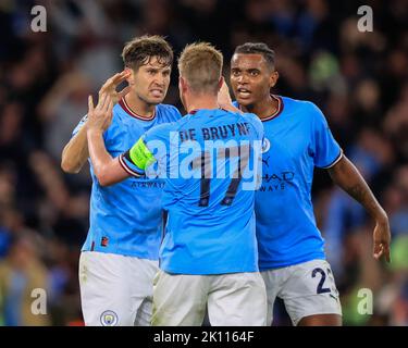 Manchester, Regno Unito. 14th Set, 2022. John Stones #5 di Manchester City festeggia il suo obiettivo di renderla 1-1 con Kevin De Bruyne #17 di Manchester City e Manuel Akanji #25 di Manchester City durante la partita UEFA Champions League Manchester City vs Borussia Dortmund all'Etihad Stadium, Manchester, Regno Unito, 14th settembre 2022 (Foto di Conor Molloy/News Images) Credit: News Images LTD/Alamy Live News Foto Stock