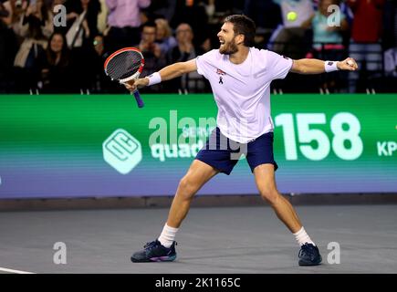 Il Cameron Norrie della Gran Bretagna festeggia dopo aver battuto il Taylor Fritz degli Stati Uniti durante la partita di gruppo della Coppa Davis tra gli Stati Uniti e la Gran Bretagna all'Emirates Arena, Glasgow. Foto Stock