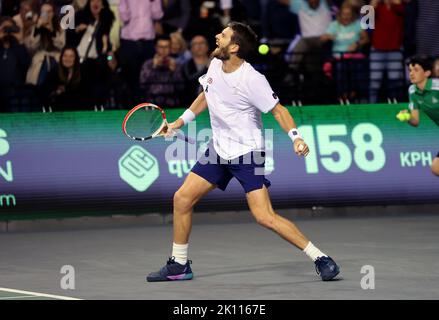 Il Cameron Norrie della Gran Bretagna festeggia dopo aver battuto il Taylor Fritz degli Stati Uniti durante la partita di gruppo della Coppa Davis tra gli Stati Uniti e la Gran Bretagna all'Emirates Arena, Glasgow. Foto Stock