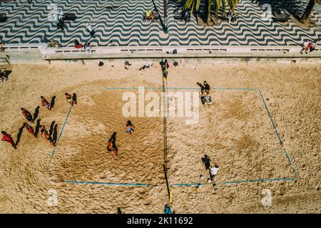 Vista aerea del drone dei giovani che giocano a Footvolley, una combinazione tra pallavolo e calcio sulla spiaggia Foto Stock