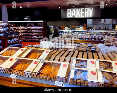 Prodotti da forno in vendita nel supermercato Foto Stock