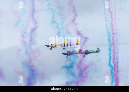 Bucarest, Romania, 4 Set 2022: Airshow con aerei che eseguono voli acrobatici su cielo blu, Hawks della Romania squadra acrobatica Foto Stock