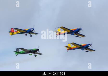 Bucarest, Romania, 4 Set 2022: Airshow con aerei che eseguono voli acrobatici su cielo blu, Hawks della Romania squadra acrobatica Foto Stock