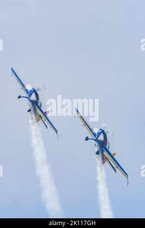 Bucarest, Romania, 4 Set 2022: Airshow con aerei che eseguono voli acrobatici su cielo blu, Hawks della Romania squadra acrobatica Foto Stock