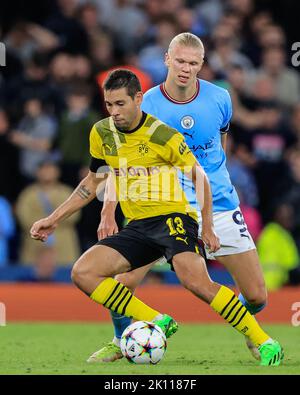 Manchester, Regno Unito. 14th Set, 2022. Raphaël Guerreiro #13 di Borussia Dortmund tiene la palla come Erling Håland #9 di Manchester City Pressures durante la partita UEFA Champions League Manchester City vs Borussia Dortmund all'Etihad Stadium, Manchester, Regno Unito, 14th settembre 2022 (Foto di Conor Molloy/News Images) Credit: News Images LTD/Alamy Live News Foto Stock