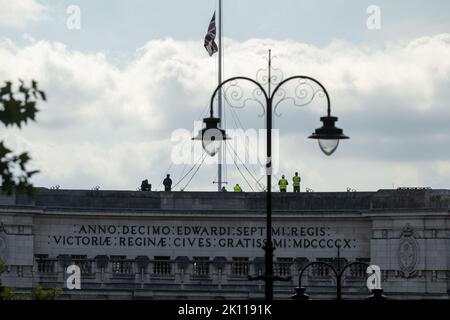 Londra, Regno Unito. 14th Set, 2022. Una grande folla si è radunata intorno a Trafalgar Square e circonda in un vano tentativo di vedere la processione della bara di HM la regina spettatori sulla cima dell'Admiralty Arch con la bandiera a mezzo albero credito: Ian Davidson/Alamy Live News Foto Stock